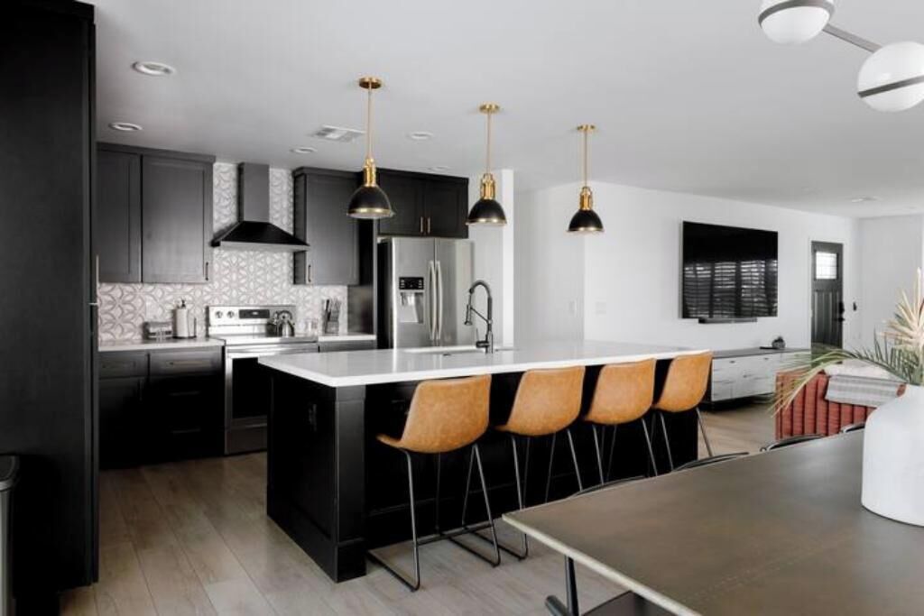 冷蔵庫、電子レンジ、オーブン、コンロ