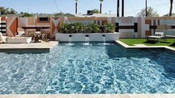 Piscina all'aperto, una piscina riscaldata