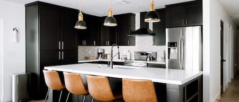 Refrigerador, microondas, horno y parrilla de estufa