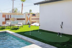 Utendørsbasseng og et oppvarmet basseng