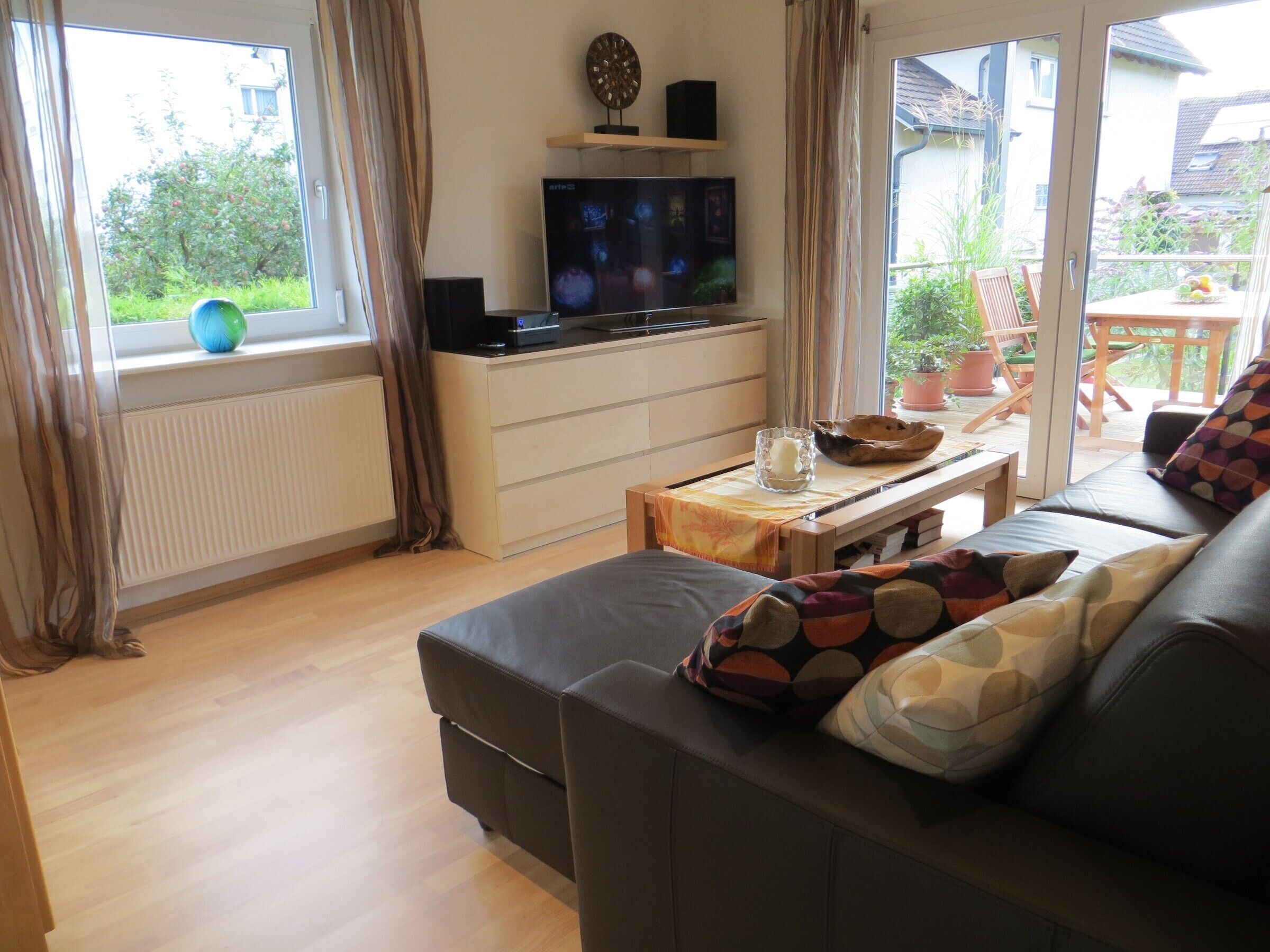 Een televisie, een dvd-speler en een stereo