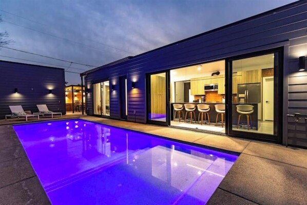 Una piscina al aire libre