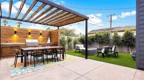 Outdoor dining - The CoroMODo Oasis: Walkable Historic Home, Pool + Outdoor Kitchen, Fast Wi-Fi (Phoenix)
