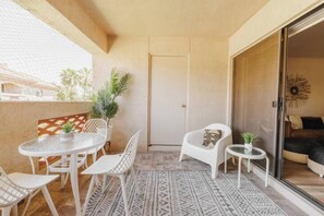 Outdoor dining - Escape 48! Heated Pool, Hot Tub, Fitness Center, walk to Coffee, Grocery (Phoenix)