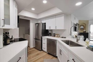 Réfrigérateur, micro-ondes, four, plaque de cuisson