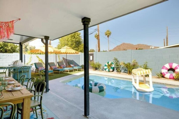 Een buitenzwembad, een verwarmd zwembad