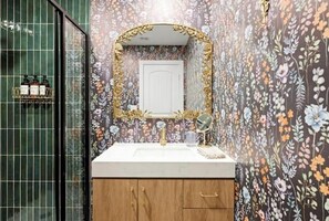 Douche, sèche-cheveux, serviettes fournies, savon