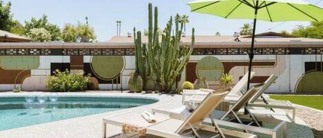 حمّام سباحة خارجي، حمّام سباحة مُدفَّأ