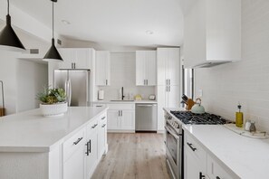 Fridge, microwave, oven, stovetop - Sunshine Oasis: Free Trolley to Old Town! Heated Cocktail Pool, Fire Pit, Den (Scottsdale)