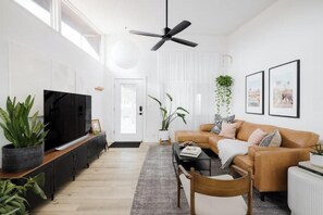 Smart TV - Duchess: Free Trolley to Old Town! Heated Cocktail Pool, Fire Pit, Den (Scottsdale)