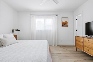 3 bedrooms, desk, iron/ironing board, free WiFi - Sunshine Oasis: Free Trolley to Old Town! Heated Cocktail Pool, Fire Pit, Den (Scottsdale)