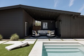 Outdoor pool, a heated pool - Sunshine Oasis: Free Trolley to Old Town! Heated Cocktail Pool, Fire Pit, Den (Scottsdale)