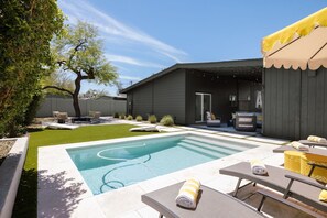 Outdoor pool, a heated pool - Sunshine Oasis: Free Trolley to Old Town! Heated Cocktail Pool, Fire Pit, Den (Scottsdale)