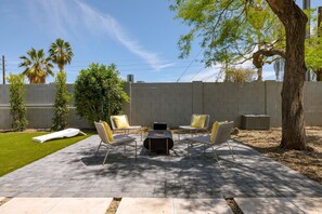 Terrace/patio - Sunshine Oasis: Free Trolley to Old Town! Heated Cocktail Pool, Fire Pit, Den (Scottsdale)