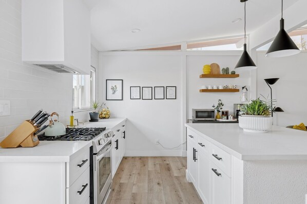 Fridge, microwave, oven, stovetop - Sunshine Oasis: Free Trolley to Old Town! Heated Cocktail Pool, Fire Pit, Den (Scottsdale)