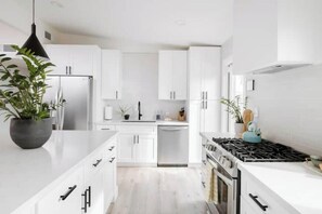 Refrigerador, microondas, horno y parrilla de estufa