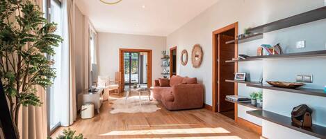 Een televisie, een open haard en een kantoor