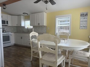 Fridge, microwave, oven, stovetop - Turtle cove: Perfect Cozy Oasis in SWFL with Pool, Hot Tub & More! (Fort Myers)