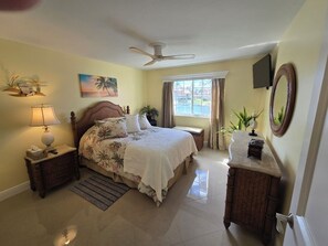 2 bedrooms, in-room safe, iron/ironing board, WiFi - Relaxed Comfort Near the Coast in Naples, Florida 1 Month at a Time (Naples)