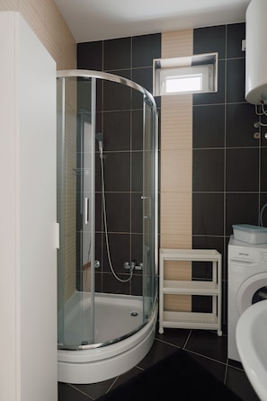 Regadera, amenidades de baño gratuitas, secadora de cabello, pantuflas