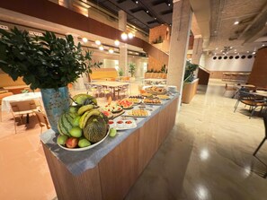 Café da manhã feito na hora todos os dias mediante uma taxa
