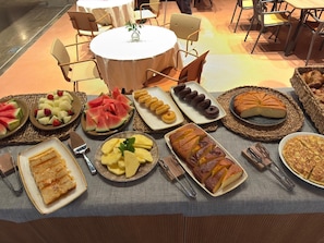 Desayuno a la carta todos los días (con cargo) 