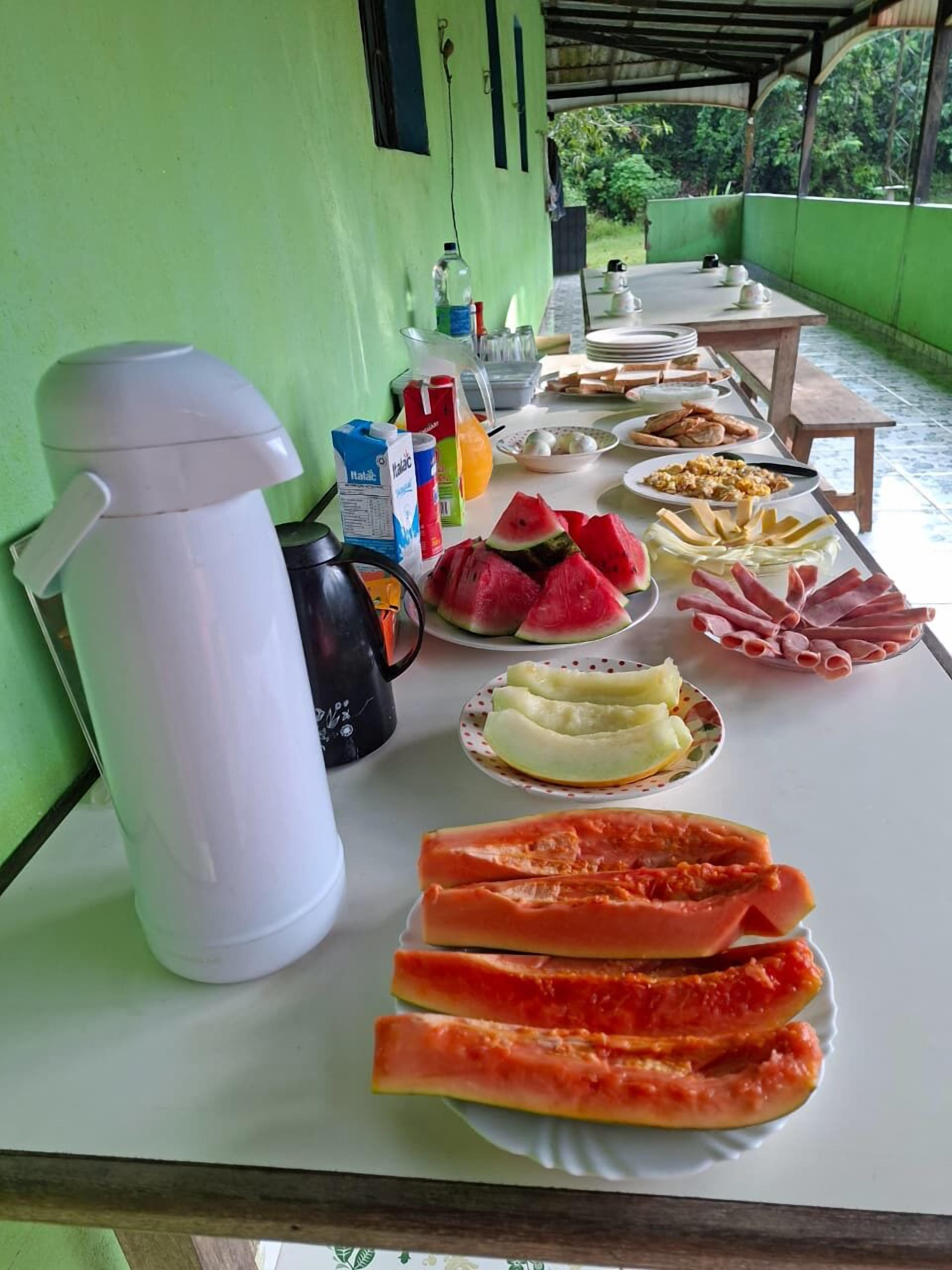 Café da manhã com buffet grátis todos os dias