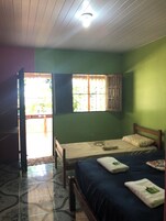 Quarto casal ou duplo premium, vários quartos, terraço, vista para a montanha | Individualmente decorados, individualmente mobiliados, Wi-Fi de cortesia