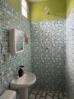 Shower, free toiletries, towels, soap - Curupira Amazon Lodge - Private Jungle Tour, River Tour or Great Adventure TOUR INCLUDED ONLY IN DELUXE ROOMS (Iranduba)