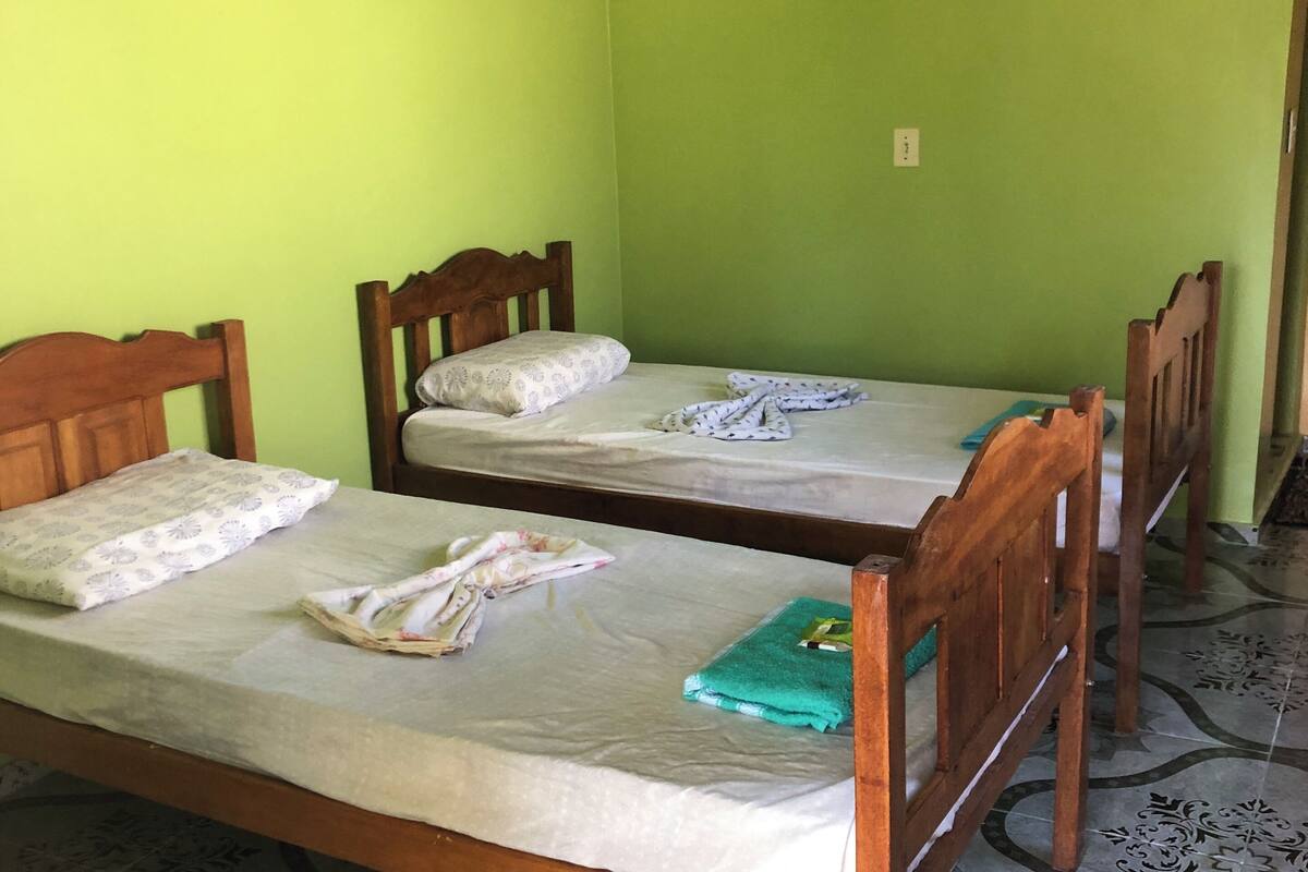 Quarto casal ou duplo clássico, vários quartos, terraço, vista para a montanha | Individualmente decorados, individualmente mobiliados, Wi-Fi de cortesia