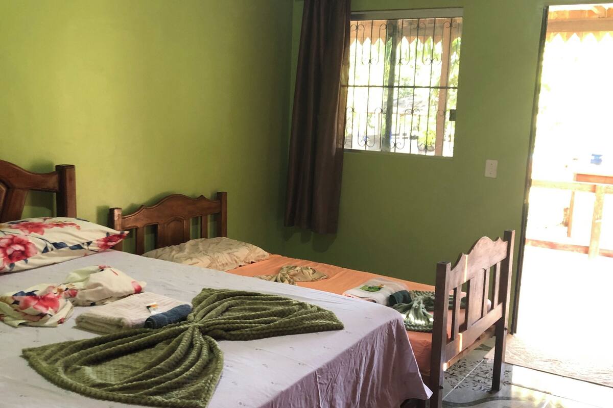 Quarto casal ou duplo premium, vários quartos, terraço, vista para a montanha | Individualmente decorados, individualmente mobiliados, Wi-Fi de cortesia