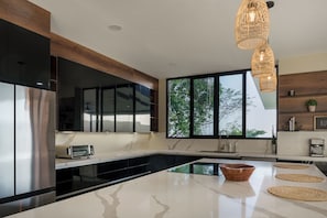 Geladeira, micro-ondas, fogão, cooktop