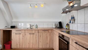 Fridge, oven, stovetop, dishwasher