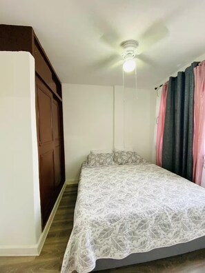 2 bedrooms, iron/ironing board, WiFi