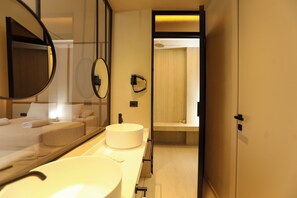 Shower, hair dryer, towels, soap - Sol Boutique Hotel (Vlorë)