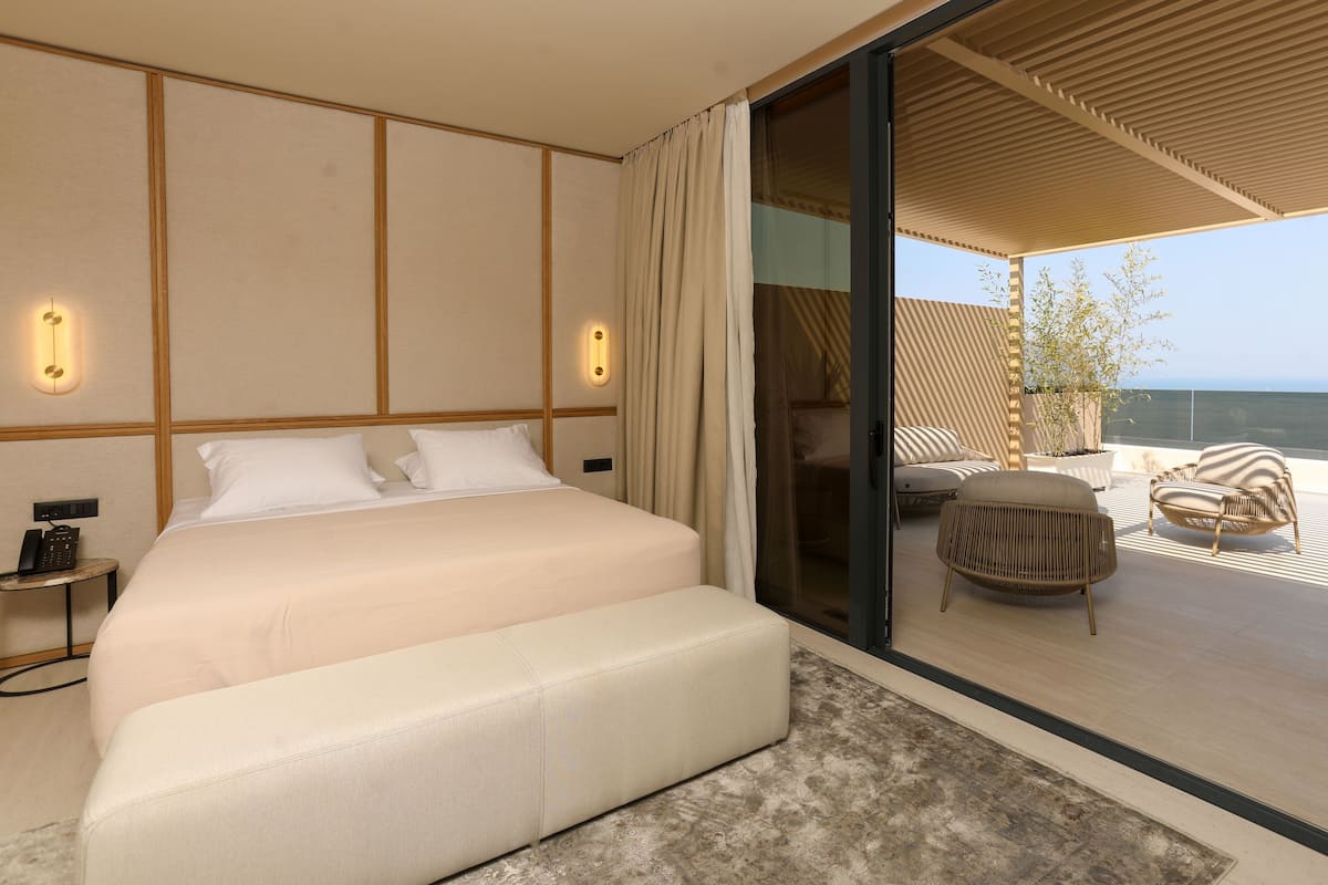 Minibar, in-room safe, soundproofing, free WiFi