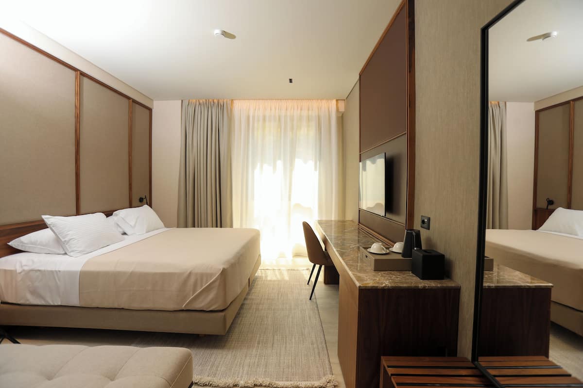 Minibar, in-room safe, soundproofing, free WiFi