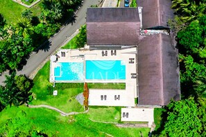An aerial view of a property with a swimming pool, a covered patio, and a large garden area. - 2BR condo - PRIVATE BEACH / Ocean view - TV, Wifi, Gym, Pool (Samaná Province)