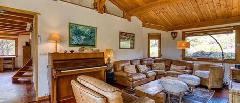 Televisión, chimenea y tenis de mesa