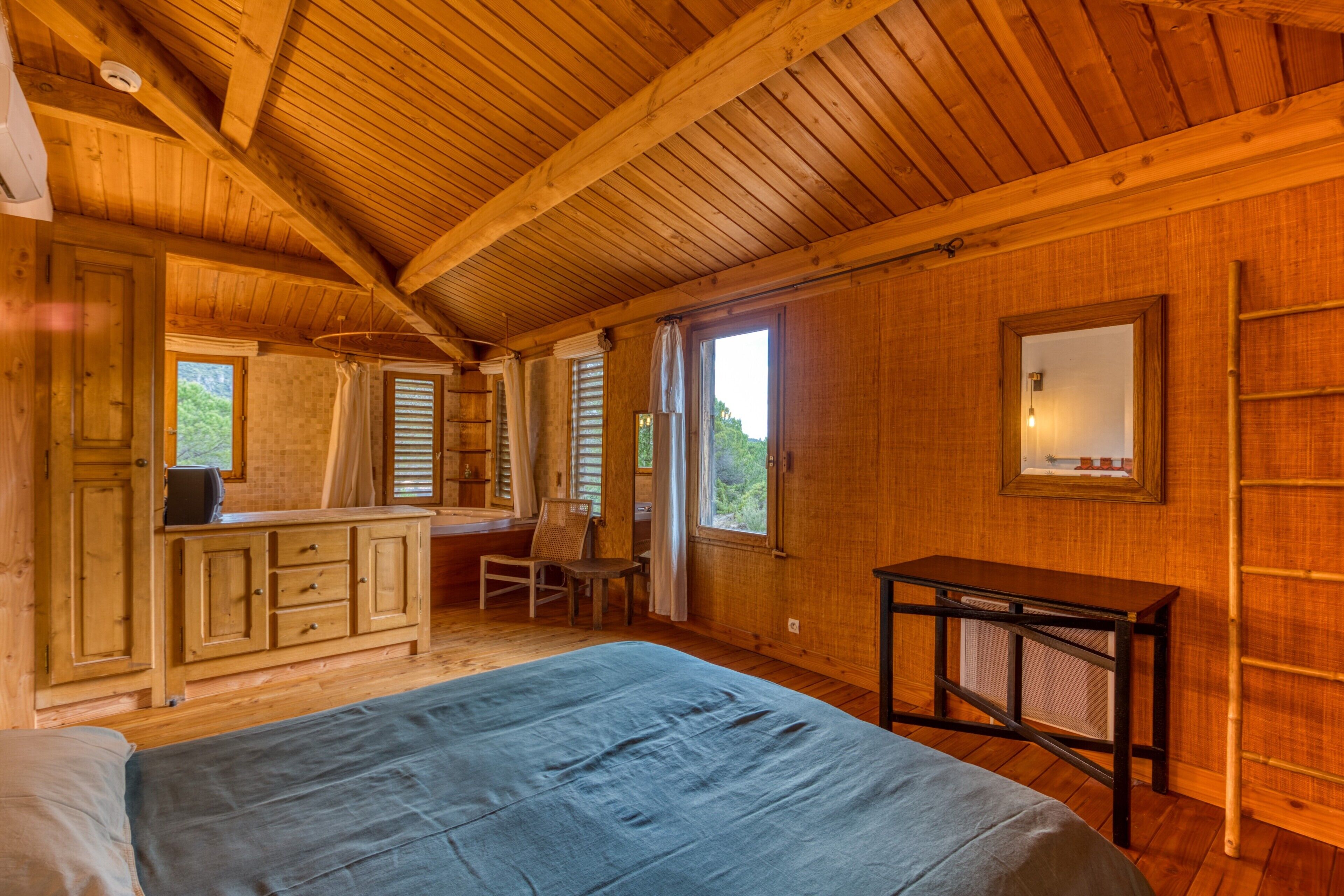 5 bedrooms, iron/ironing board, WiFi, bed sheets