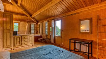 5 bedrooms, iron/ironing board, WiFi, bed sheets