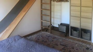 5 bedrooms, iron/ironing board, WiFi, bed sheets