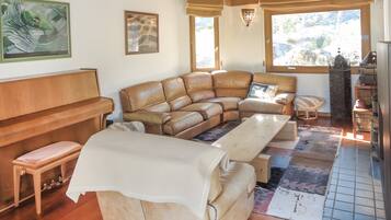 Televisión, chimenea y tenis de mesa