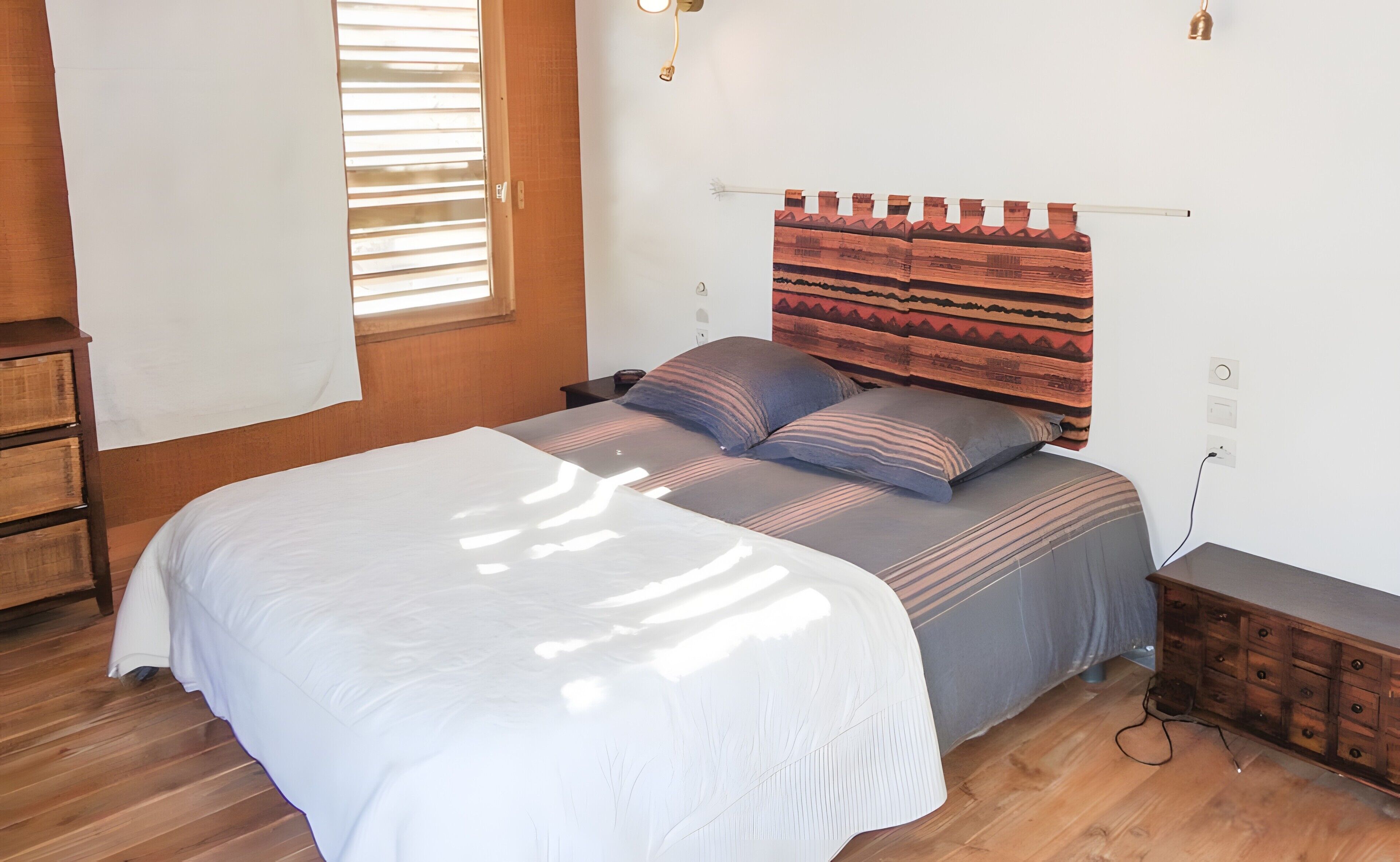 5 chambres, fer et planche à repasser, Wi-Fi, draps fournis