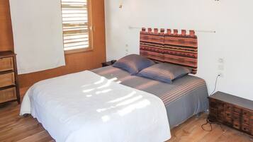 5 bedrooms, iron/ironing board, WiFi, bed sheets