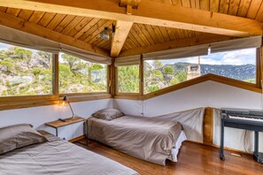 5 bedrooms, iron/ironing board, WiFi, bed sheets