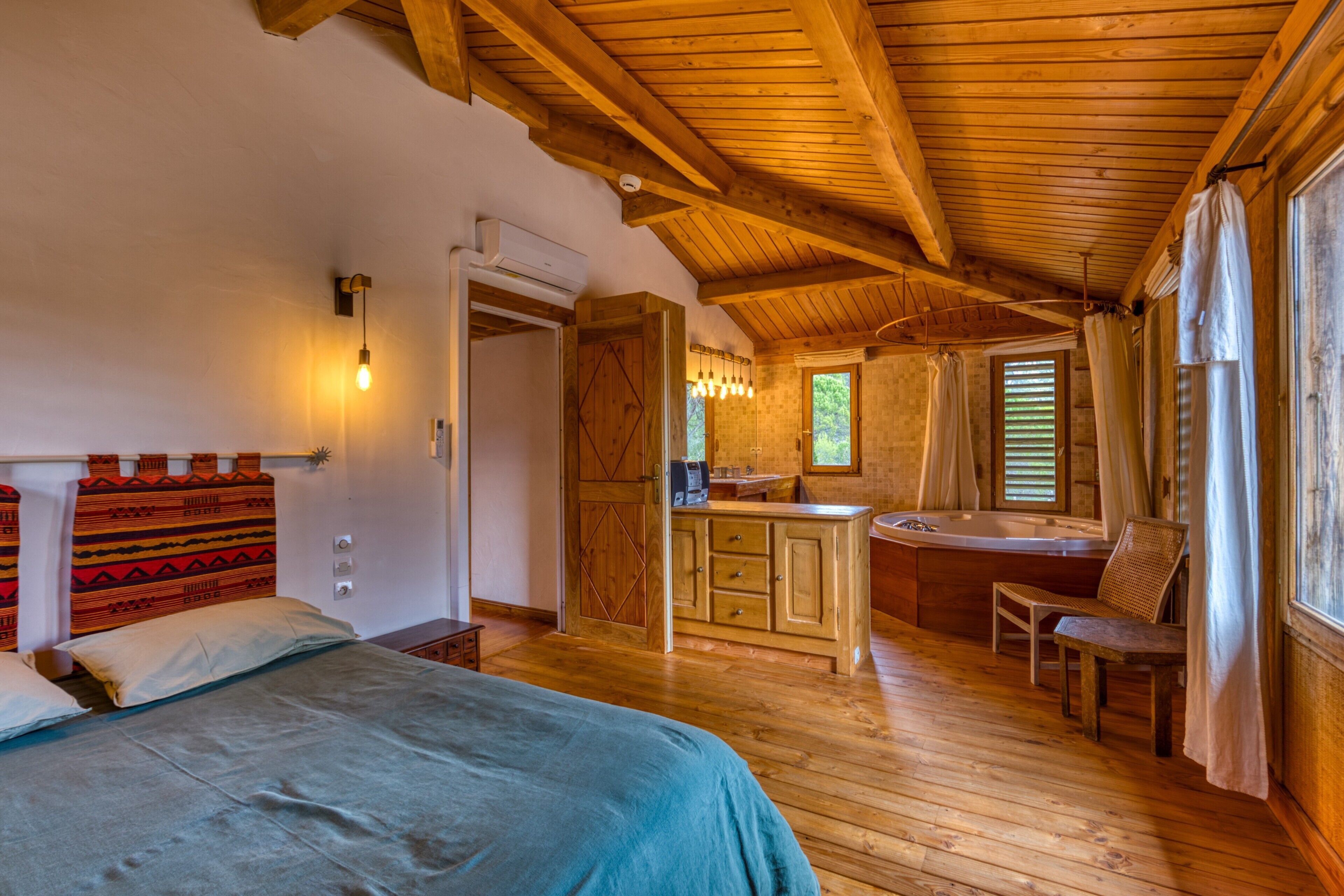 5 slaapkamers, een strijkplank/strijkijzer, wifi, beddengoed