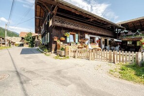 المنشأة من الخارج