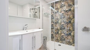 Shower, towels - Sun & Snow Odrzanskie Bulvary (Szczecin)