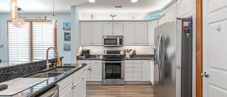 Jääkaappi, mikroaaltouuni, uuni, liesi